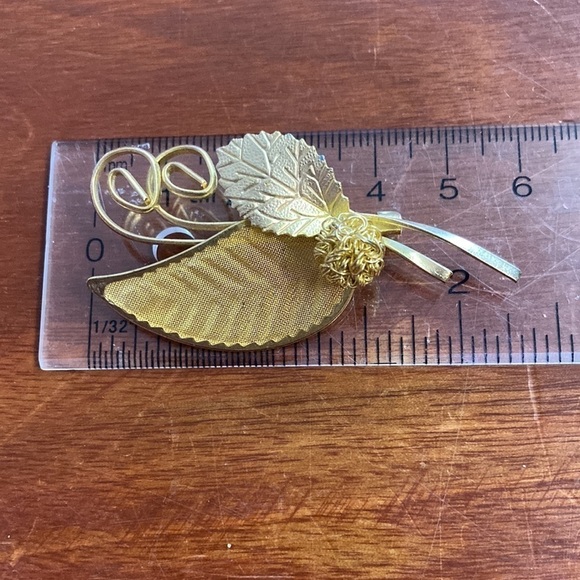 Vintage gold toned mesh leaf acorn brooch - Picture 3 of 3